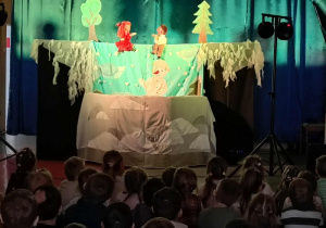 Dzieci oglądają przedstawienie o przygodach Bałwanka.