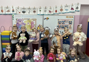 Wspólne zdjęcie dzieci ze swoimi misiami.