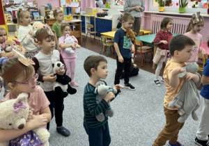 Misiowy taniec dzieci.