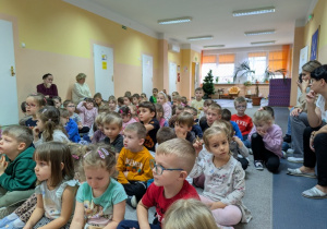 przedszkolaki aktywnie słuchają wierszy