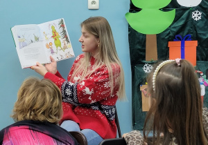 Dzieci słuchają opowiadania.