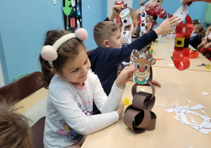 Dziewczynka prezentuje swoją pracę.