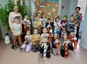 Mikołajkowe spotkanie dzieci w bibliotece.