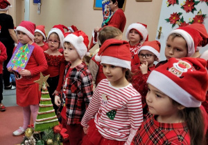 Poziomki śpiewają piosenkę dla Mikołaja.