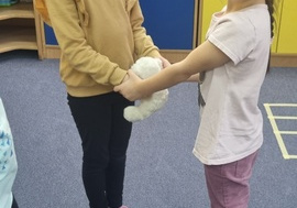 Dzieci idą po linii.