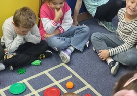 Dzieci układają sudoku.