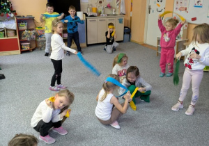 dzieci poprzez taniec określają swoje emocje