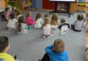 dzieci oglądają historię Bojka i Janka