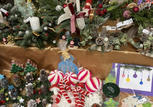 Stroiki i ozdoby przygotowane na kiermasz.