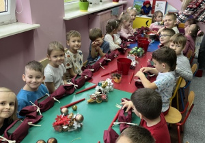 Przedszkolaki czekają na rozpoczęcie pracy.