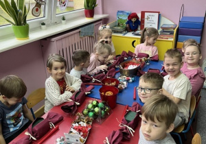 Podekscytowane dzieci przygotowują się do pracy.