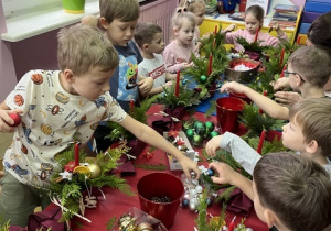 Przedszkolaki tworzą piękne stroiki.