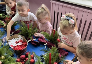 Dzieci tworzą stroiki wykorzystując różnorodne materiały.