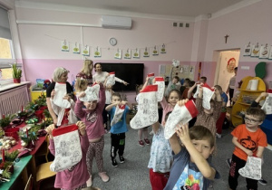 Przedszkolaki otrzymały świąteczne niespodzianki.