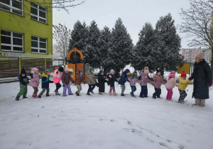 Pszczółki robią swoje ślady na śniegu.