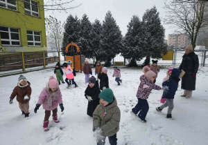 Wesoła zabawa ze śnieżkami.