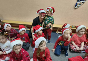 Zdjęcie Pszczółek w Mikołajowych czapkach.