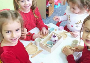 Dziewczynki bawią się nowymi zabawkami.