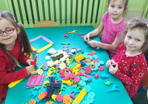 Dziewczynki bawią się nowymi zabawkami.