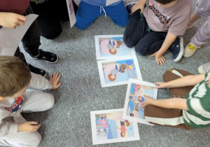 chłopcy układają historię Nudka