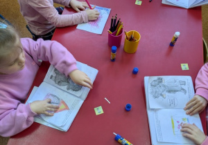 dzieci pracują z kartami emocji