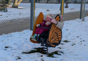 dziewczynki bawią się na sprężynkach