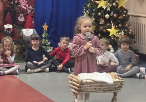 Laura śpiewa piosenkę.