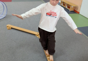 Mikołaj ćwiczy równowagę