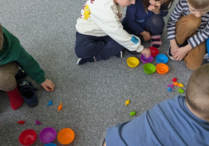 dzieci ćwiczą motorykę małą