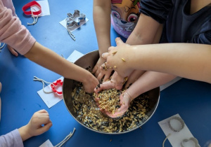 dzieci mieszają galaretkę dla ptaków