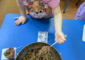 Tosia wykonuje zawieszkę