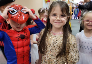 Dzieci w strojach karnawałowych.