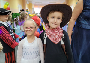 Dzieci w strojach karnawałowych.