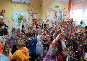 Zabawa z kolorowym konfetti.