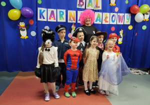 Grupowe zdjęcie dzieci.