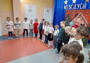 Dzieci prezentują wiersze i kolędy.
