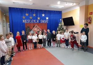 Dzieci prezentują wiersze i kolędy.