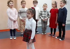 Dziewczynka śpiewa kolędę.