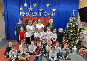 Wspólne zdjęcie dzieci z nauczycielkami.