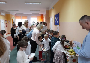 Wspólny poczęstunek.