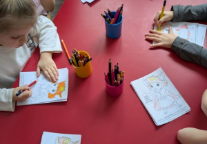 dzieci wykonują wyzwanie projektowe