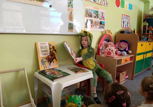 Mikołaj opowiada o dinozaurach.