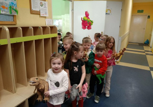 Dzieci wyruszają na poszukiwanie zaginionych dinozaurów.