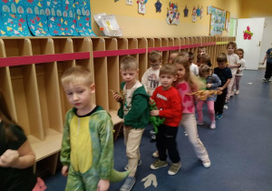 Dzieci podążają śladami zaginionych dinozaurów.