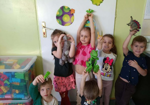 Dzieci prezentują swoje dinozaury.