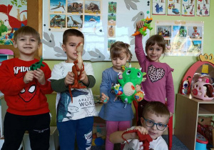 Dzieci prezentują swoje dinozaury.
