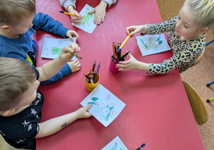 dzieci kolorują Pana Zielonka
