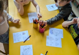 dzieci uzupełniają książeczkę projektową