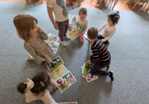 dzieci oglądają historyjkę