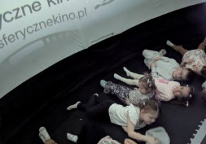 dzieci poznają zasady kina sferycznego